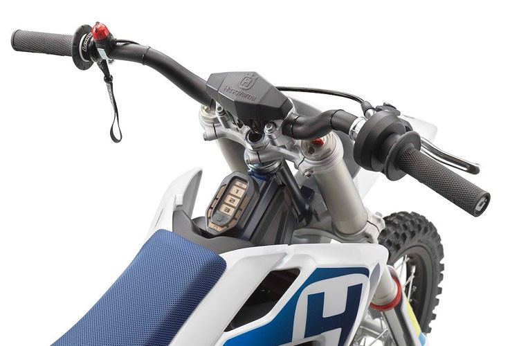 Khối động cơ này được cung cấp năng lượng bởi pin Li-ion cùng khả năng sạc nhanh với thời gian sạc khoảng 70 phút đầy bình và 45 phút sẽ được 80% pin. Toàn hộ thông tin sẽ hiển thị trên bộ đồng hồ điều chỉnh chế độ lái và báo lượng pin.