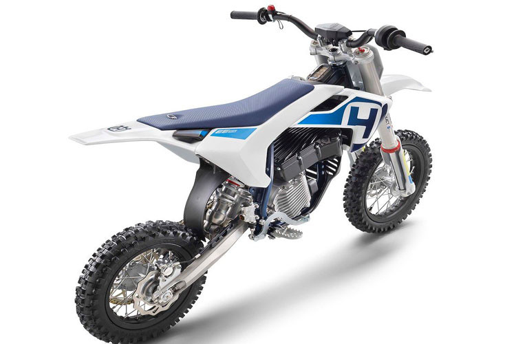 Xe được lắp đặt nhiều đồ chơi hàng hiệu đắt tiền cặp phuộc ngược USD, vành nan hoa cùng dáng vẻ "cánh gió, đuôi bay" đẹp mắt. Phía dưới, xe còn được trang bị cặp lốp gai địa hình nhìn rất chuyên nghiệp.