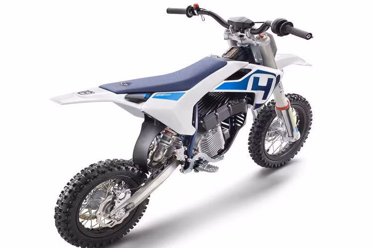 Xe được lắp đặt nhiều đồ chơi hàng hiệu đắt tiền cặp phuộc ngược USD, vành nan hoa cùng dáng vẻ "cánh gió, đuôi bay" đẹp mắt. Phía dưới, xe còn được trang bị cặp lốp gai địa hình nhìn rất chuyên nghiệp.