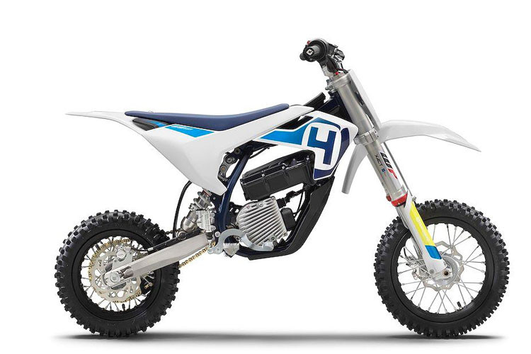 Vượt trội hơn cả nhiều mẫu mô tô địa hình cho người lớn, chiếc xe được trang bị tới 6 chế độ lái và được trang bị phuộc bơm khí XACT của hãng WP.