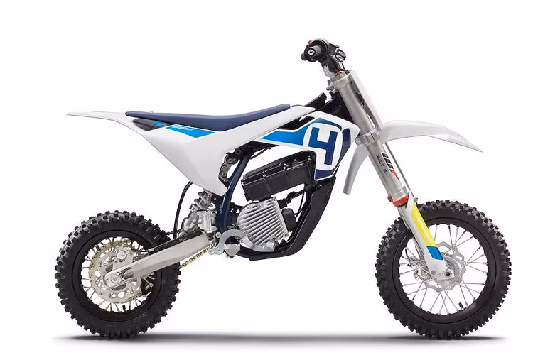 Vượt trội hơn cả nhiều mẫu mô tô địa hình cho người lớn, chiếc xe được trang bị tới 6 chế độ lái và được trang bị phuộc bơm khí XACT của hãng WP.