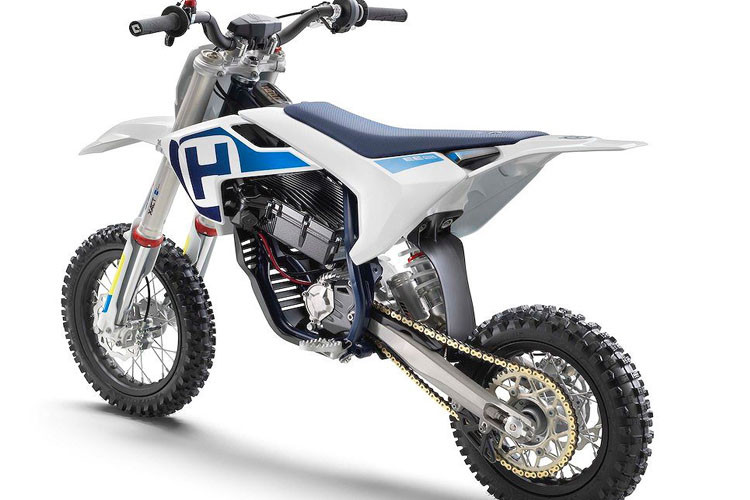Hãng xe máy Husqvarna sẽ chính thức bán ra EE 5 bắt đầu từ quý II năm 2019. Giá bán của xe vẫn chưa được công bố.