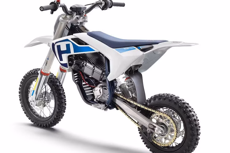 Hãng xe máy Husqvarna sẽ chính thức bán ra EE 5 bắt đầu từ quý II năm 2019. Giá bán của xe vẫn chưa được công bố.