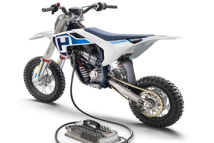 Không chỉ được trang bị các phụ tùng và công nghệ chế tạo cao cấp như các dòng "cào cào" cho người lớn, EE 5 còn đặc biệt bởi nó chạy bằng điện. Xe sở hữu khối động cơ điện 5 kW với khả năng hoạt động vượt trội cùng 6 chế độ lái riêng biệt được điều khiển qua đồng hồ đặt giữa khung.