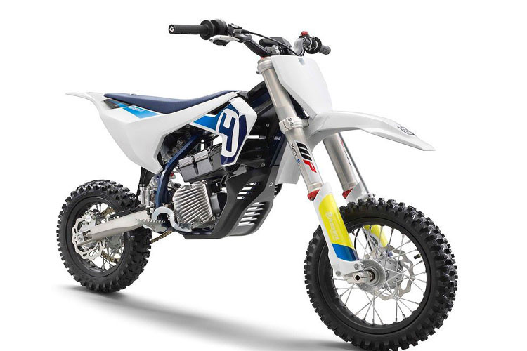 Mẫu xe địa hình cho trẻ em này có chiều cao yên rất vừa phải chỉ 698mm và còn có khả năng tăng chỉnh dễ dàng với cặp phuộc nổi tiếng WP được các hãng cào cào lớn như KTM và Husqvarna sử dụng.