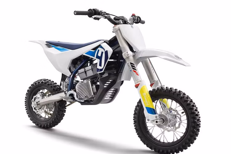 Mẫu xe địa hình cho trẻ em này có chiều cao yên rất vừa phải chỉ 698mm và còn có khả năng tăng chỉnh dễ dàng với cặp phuộc nổi tiếng WP được các hãng cào cào lớn như KTM và Husqvarna sử dụng.