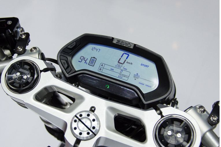 Bảng đồng hồ tốc độ trên D-EV là loại điện tử hoàn toàn và đến từ hãng Zero Motorcycles. Bảng đồng hồ này được thiết kế để làm việc đồng bộ với hệ truyền động chạy điện nên chúng ta có thể theo dõi thông tin dung lượng pin và sức mạnh đầu ra động cơ điện.