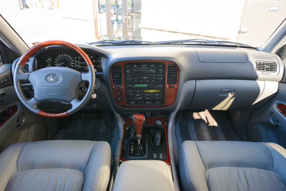 Khoang điều khiển vẫn còn tinh tươm. Thậm chí nếu quan sát rõ có thể thấy những nút bấm bằng nhựa trên mặt táp-lô và cụm điều khiển trung tâm cũng như chưa bao giờ từng được sử dụng.