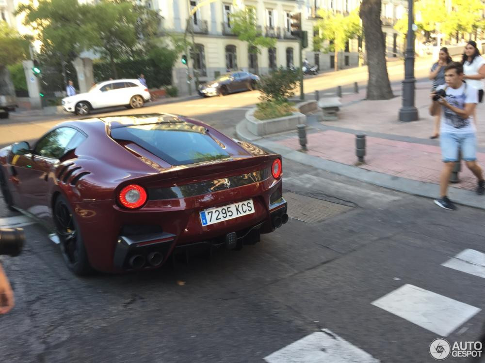 Ferrari F12tdf được trang bị khối động cơ V12, dung tích 6.3 lít, tương tự F12 Berlinetta tiêu chuẩn. Tuy nhiên, động cơ được tinh chỉnh lại giúp sản sinh công suất tối đa 780 mã lực và mô-men xoắn cực đại 705 Nm.