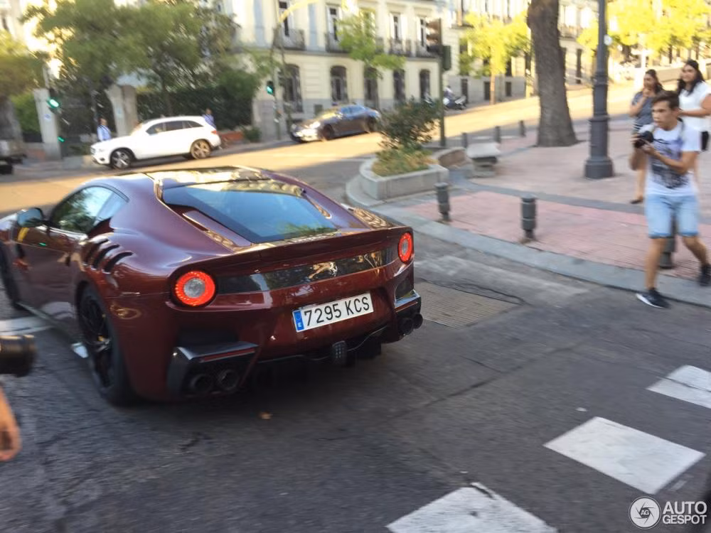 Ferrari F12tdf được trang bị khối động cơ V12, dung tích 6.3 lít, tương tự F12 Berlinetta tiêu chuẩn. Tuy nhiên, động cơ được tinh chỉnh lại giúp sản sinh công suất tối đa 780 mã lực và mô-men xoắn cực đại 705 Nm.