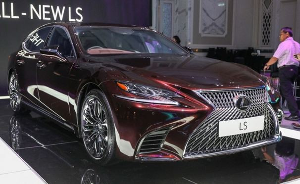 Lexus LS 2018 ra mắt tại Malaysia với 3 phiên bản dẫn động cầu sau bao gồm: LS 500 Luxury, LS 500 Executive và LS 500h Executive.