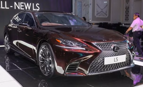 Lexus LS 2018 ra mắt tại Malaysia với 3 phiên bản dẫn động cầu sau bao gồm: LS 500 Luxury, LS 500 Executive và LS 500h Executive.