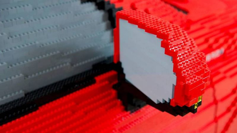 Cận cảnh những viên lego được xếp rất công phu thành chiếc xe.