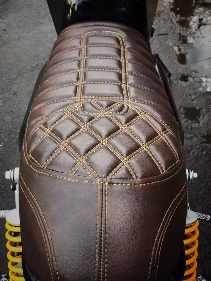 Phần dè sau thiết kế khá rườm rà ở nguyên bản cũng được loại bỏ. Dải đèn hậu LED tích hợp xi nhan tiện dụng gắn trên yên rất độc đáo.