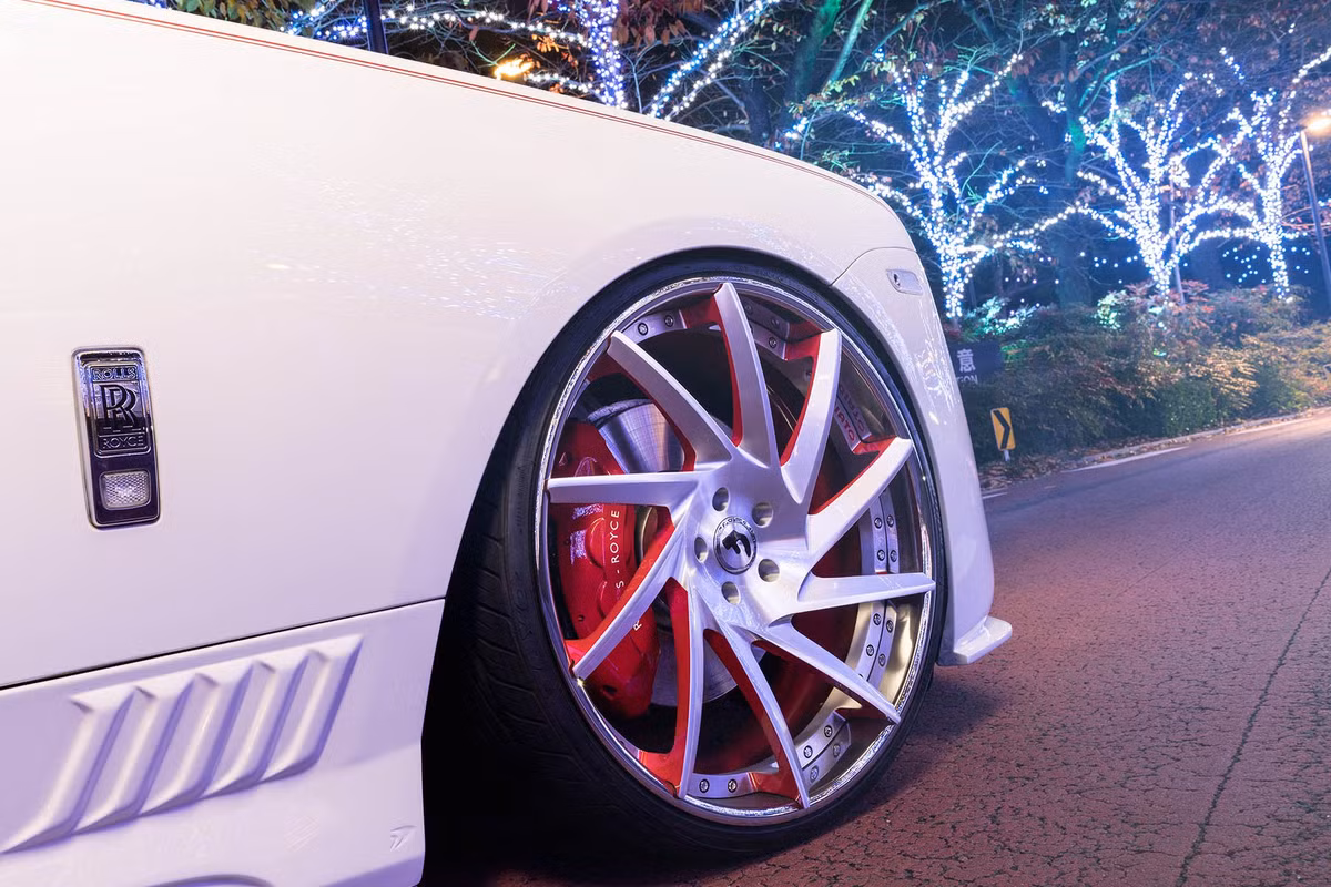 ... cùng hệ thống treo Forgiato Troppo-ECL khiến chiếc xe trông chất chơi hơn hẳn so với bản tiêu chuẩn.