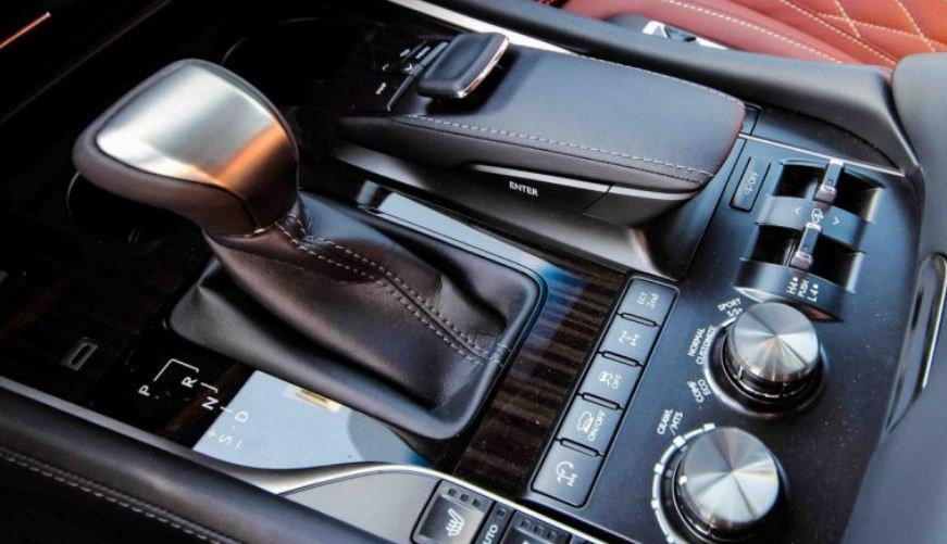 Động cơ giữ nguyên loại V8, dung tích 5,7 lít, cho công suất 367 mã lực và mô-men xoắn 530 Nm, kết hợp hộp số tự động 8 cấp. Với dung tích xy-lanh lớn, chiếc LX570 Super Sport sẽ bị áp thuế tiêu thụ đặc biệt 130% tại Việt Nam.