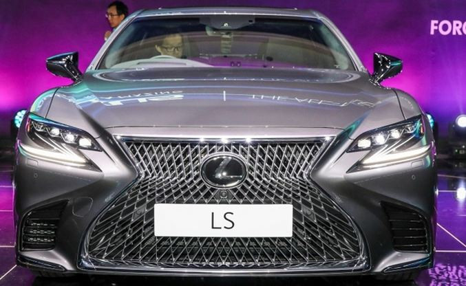 Thiết kế xe sang trọng nổi bật với lưới tản nhiệt hình con suốt đặc trưng của hãng. Đèn pha ba bóng LED projector siêu mỏng với dải đèn LED ban ngày nổi bật. Theo nhiều đánh giá, phần trước và sau xe có thiết kế thấp hơn so với thế hệ tiền nhiệm.