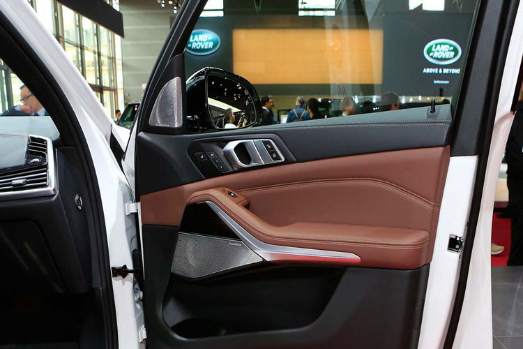 Nội thất bên trong được bọc da màu đỏ nhạt nhã nhặn.