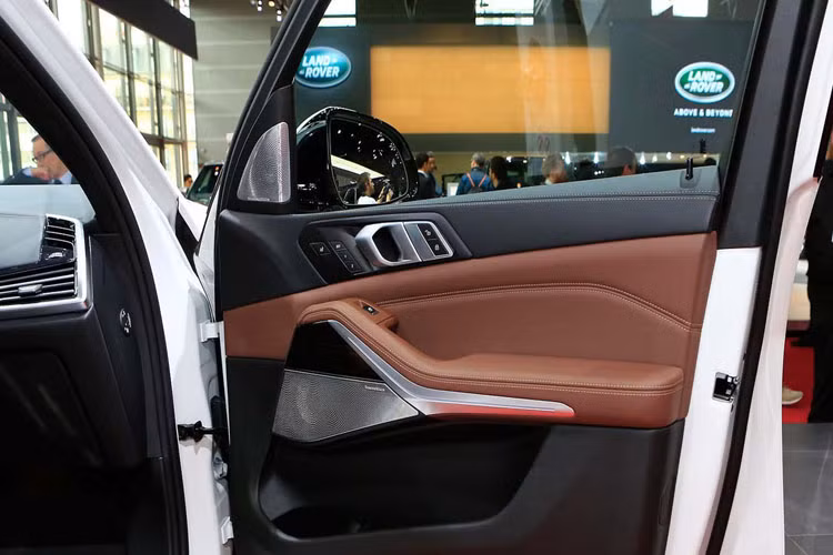 Nội thất bên trong được bọc da màu đỏ nhạt nhã nhặn.