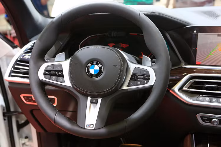 Vô lăng tích hợp nhiều chức năng mới.