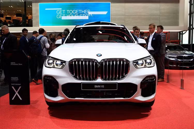 Về thiết kế, mẫu xe BMW X5 2019 thế hệ thứ 4 (G05) có sự cải tiến đáng kể so với tiền nhiệm. Đặc biệt là phần lưới tản nhiệt mang hình quả thận trên BMW X5 2019 (ảnh phải) lớn hơn đáng kể so với thế hệ cũ. Xe có 2 phiên bản: xLine trang trọng và M-Sport thể thao. Tương tự các dòng xe khác như 7-Series BMW còn cho phép khách hàng cá nhân hoá X5 thông qua chương trình BMW Individual.