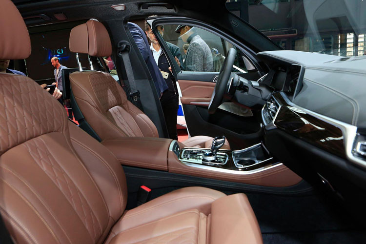 Bảng điều khiển vẫn giữ bố cục ngang rõ rệt, mang đến cảm giác rộng rãi hơn.