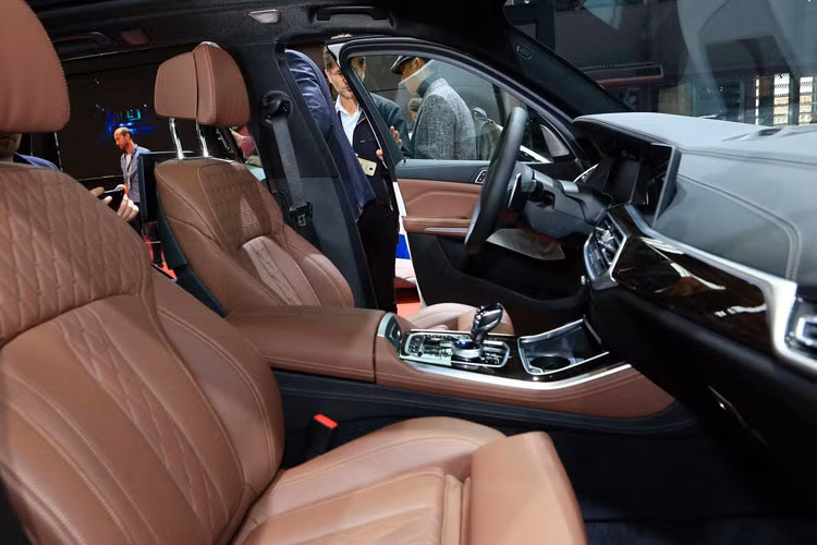 Bảng điều khiển vẫn giữ bố cục ngang rõ rệt, mang đến cảm giác rộng rãi hơn.