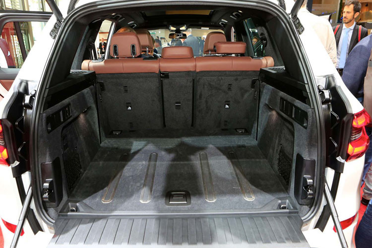 So với thế hệ trước (F15) BMW X5 hoàn toàn mới dài hơn 36mm, rộng hơn 66mm, cao hơn 19mm và chiều dài cơ sở tăng 42mm. Nhờ đó, không gian nội thất và hàng ghế thứ 3 đã được cải thiện hơn thế hệ F15.