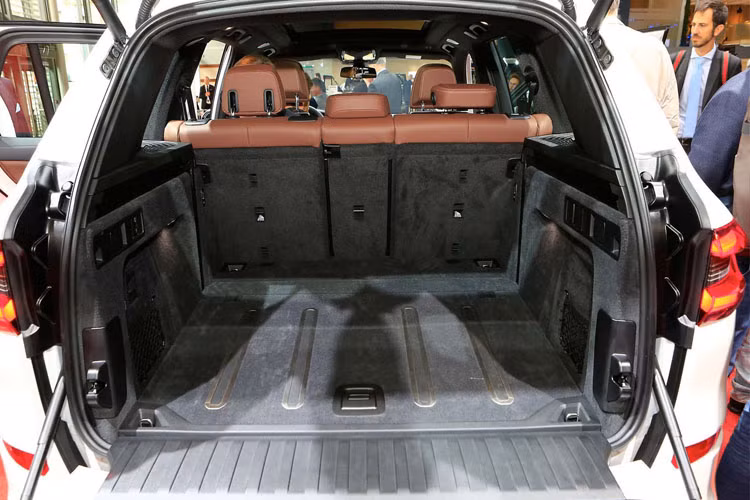 So với thế hệ trước (F15) BMW X5 hoàn toàn mới dài hơn 36mm, rộng hơn 66mm, cao hơn 19mm và chiều dài cơ sở tăng 42mm. Nhờ đó, không gian nội thất và hàng ghế thứ 3 đã được cải thiện hơn thế hệ F15.