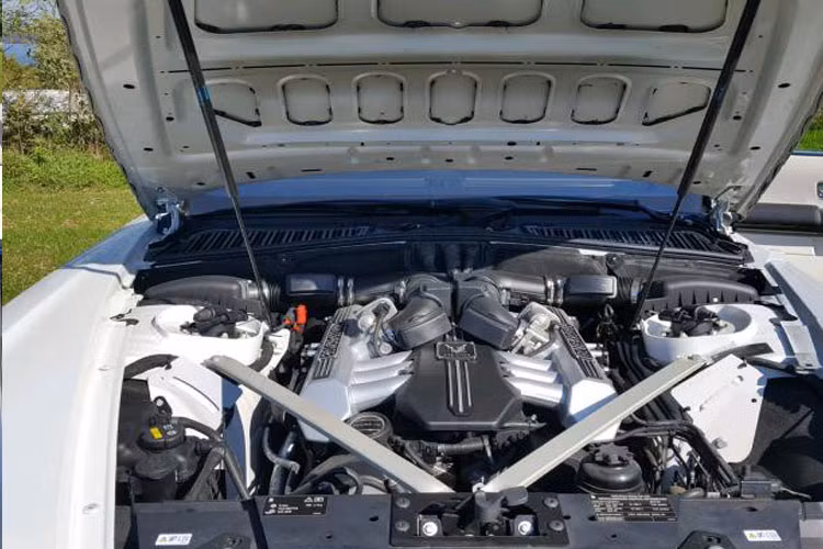 Ngoài phần ngoại thất có vẻ nát thì bên trong động cơ thoạt nhìn không có xây xước nhiều...