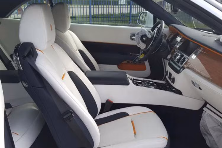 Bên trong nội thất không có xây xước gì.