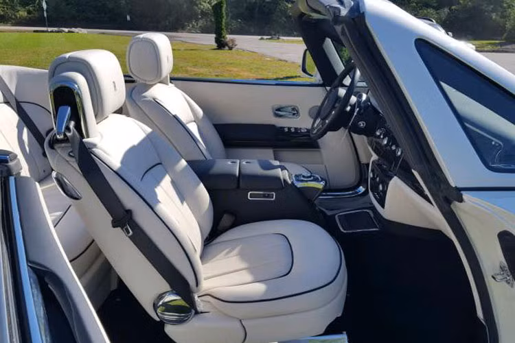 Chiếc xe mới chỉ chạy gần 300 km nên nội thất trong xe cũng còn mới nguyên.