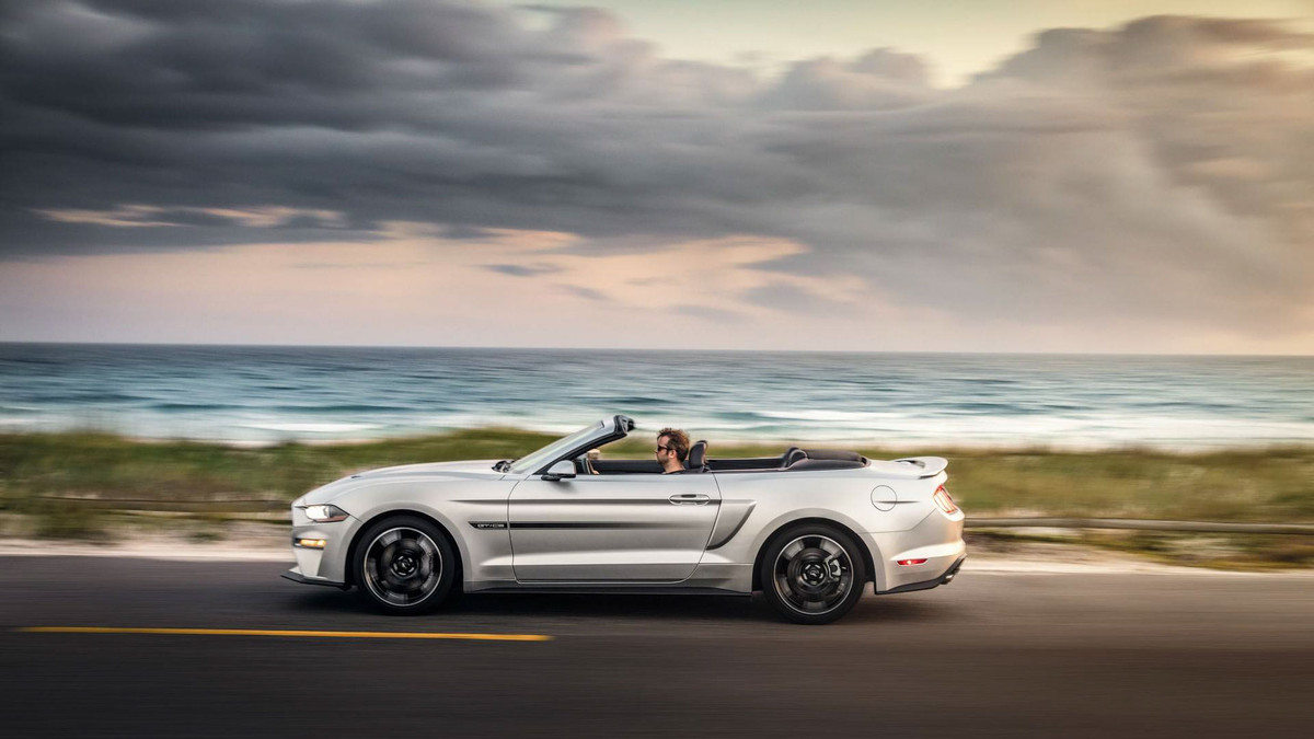 Siêu phẩm này sở hữu các la-zăng 5 chấu độc quyền riêng biệt, bộ chia gió phía trước trong gói Mustang Performance Pack 1.