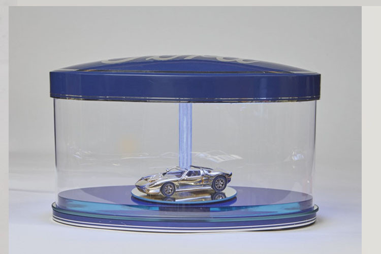 Mô hình siêu xe Ford GT bằng vàng 18K được cho là của hậu duệ Henry Ford đang được đấu giá với mức giá chốt 30.000-40.000 USD. Mức giá này được đem ra so sánh xấp xỉ với giá một chiếc Ford Ranger 4x4 Wildtrack 2.0L hoặc BMW 3-Series (khoảng 35.000 USD).