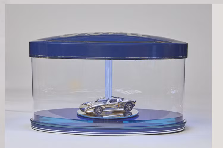 Mô hình siêu xe Ford GT bằng vàng 18K được cho là của hậu duệ Henry Ford đang được đấu giá với mức giá chốt 30.000-40.000 USD. Mức giá này được đem ra so sánh xấp xỉ với giá một chiếc Ford Ranger 4x4 Wildtrack 2.0L hoặc BMW 3-Series (khoảng 35.000 USD).