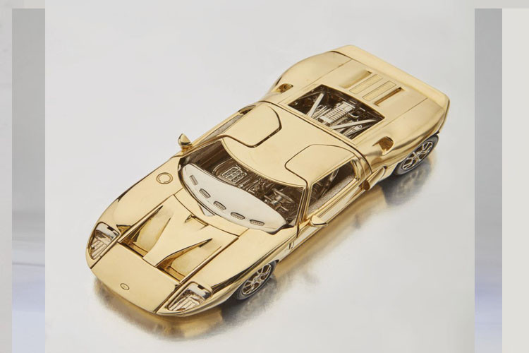 Chất liệu vàng 18K với tỷ lệ 1/25 mô phỏng hình dạng siêu xe nổi tiếng của Ford, chiếc GT đời 2006 tạo nên một "siêu phẩm" khá giống với thực tế.