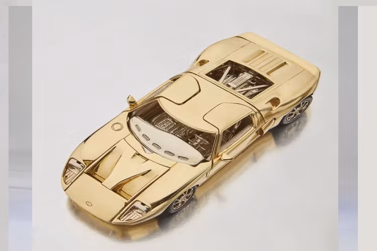 Chất liệu vàng 18K với tỷ lệ 1/25 mô phỏng hình dạng siêu xe nổi tiếng của Ford, chiếc GT đời 2006 tạo nên một "siêu phẩm" khá giống với thực tế.