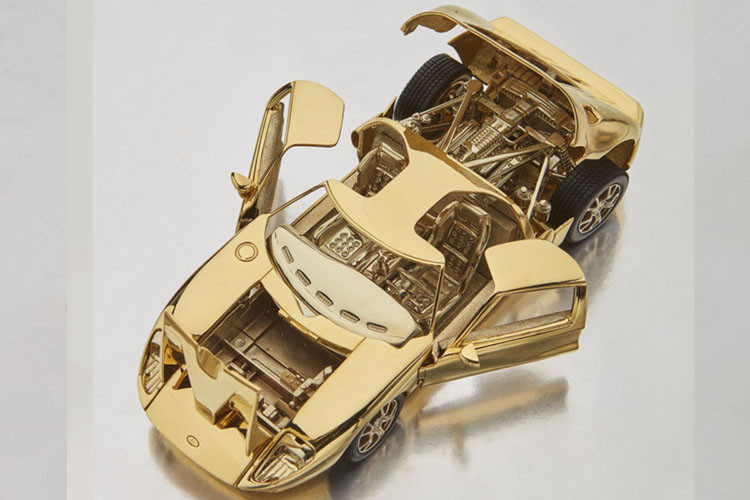 Cốp sau mở ra để lộ các chi tiết động cơ, hệ thống treo và thanh giằng...