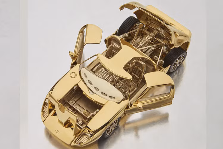 Cốp sau mở ra để lộ các chi tiết động cơ, hệ thống treo và thanh giằng...