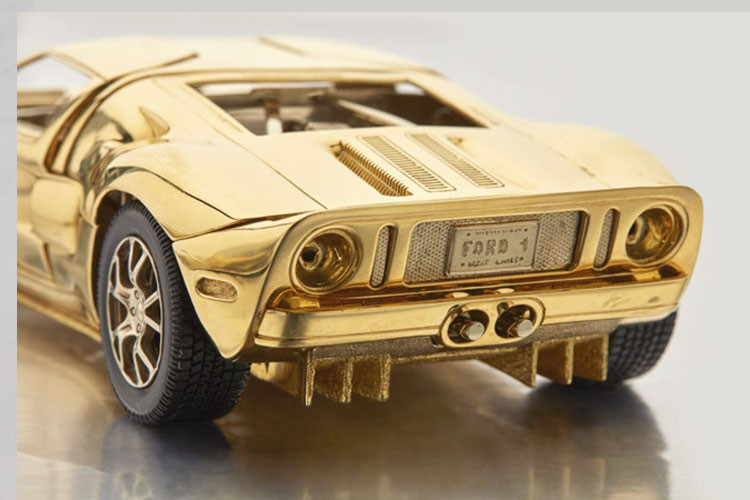 Mâm xe được làm bằng vàng và được bọc trong lốp cao su chất liệu thật.