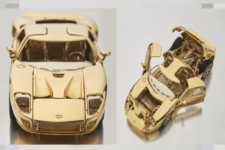 Được biết, siêu xe mô hình Ford GT bằng vàng 18K này được thực hiện bởi đơn vị Ahee Jewelers. Xe có hai tông màu vàng đậm nhạt kết hợp bên trong và ngoài xe rất đẹp. Đặc biêt, xe có thể đóng mở, cử động linh hoạt.