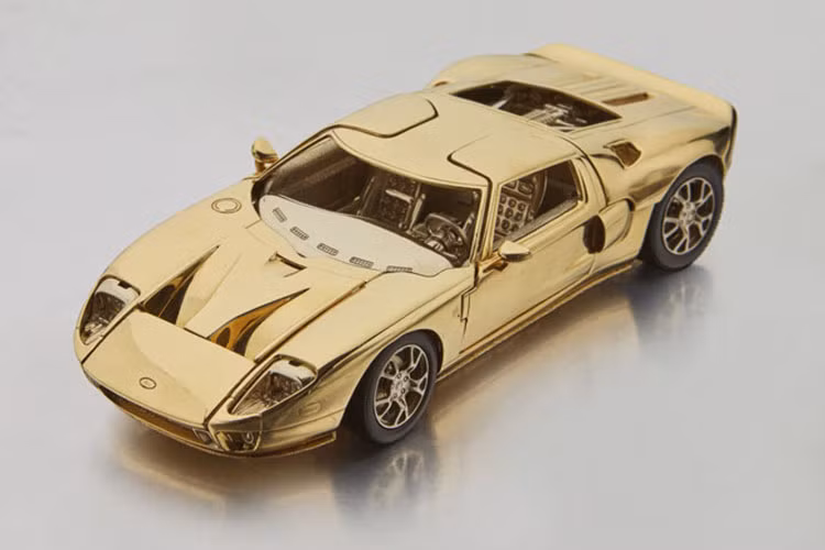 Trước đó, mức đấu giá Ford GT bằng vàng 18k này khởi điểm là 24.000 USD. Và... mức giá chốt được đưa ra là 30.000-40.000 USD (khoảng từ 700 - 931 triệu).