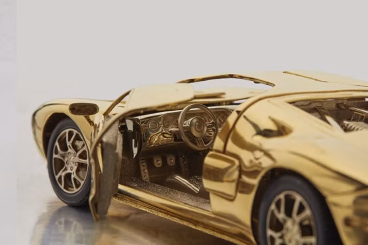 Cửa ra vào, cửa cốp trước, cốp sau theo dạng vỏ sò đều có thể mở một cách linh động. Soi vào bên trong khoang nội thất có đầy đủ các chi tiết với cụm đồng hồ, bàn đạp, vô lăng và phanh tay.