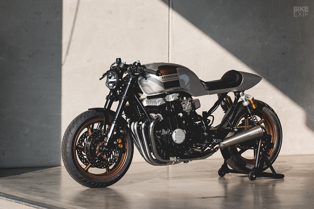 Xe được trang bị nhiều linh kiện cao cấp như tay lái clip on LSL, bình dầu phanh, gác chân và đèn xi nhan của Kellermann.