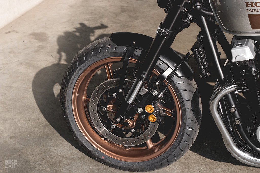 Trục bánh trước và các cục đệm của chiếc Honda Nighthawk 750 độ này được chế tạo mới. Ngoài ra, chén cổ và trụ lái nằm trong bộ kit nâng cấp của Cognito Moto.