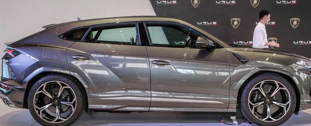 Xe sở hữu bộ vành cỡ lớn với kích thước tới 23 inch. Lực hãm con quái thú này đến từ bộ phanh gốm-carbon CCB tiêu chuẩn, với đĩa phanh 440×40 mm ở trước và 370×30 mm ở sau.