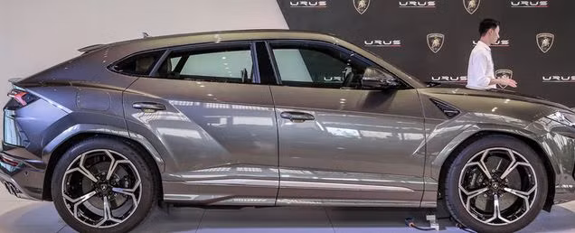 Xe sở hữu bộ vành cỡ lớn với kích thước tới 23 inch. Lực hãm con quái thú này đến từ bộ phanh gốm-carbon CCB tiêu chuẩn, với đĩa phanh 440×40 mm ở trước và 370×30 mm ở sau.