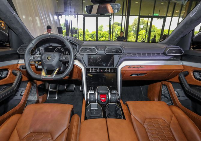 Khoang điều khiển khá rộng. Trên xe có nhiều công nghệ hiện đại phục vụ giải trí như màn hình kỹ thuật số thay cho đồng hồ truyền thống, 2 màn hình cảm ứng lớn trung tâm quản lý các chức năng như media, định vị dẫn đường, điện thoại, thông tin tình trạng xe, điều khiển điều hòa không khí và sưởi ghế ngồi.