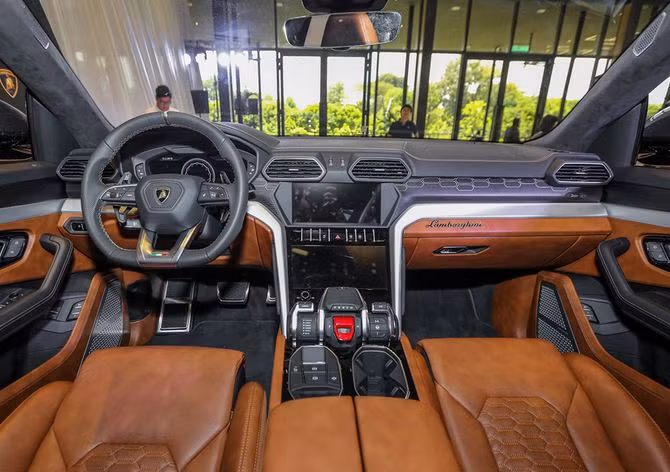 Khoang điều khiển khá rộng. Trên xe có nhiều công nghệ hiện đại phục vụ giải trí như màn hình kỹ thuật số thay cho đồng hồ truyền thống, 2 màn hình cảm ứng lớn trung tâm quản lý các chức năng như media, định vị dẫn đường, điện thoại, thông tin tình trạng xe, điều khiển điều hòa không khí và sưởi ghế ngồi.