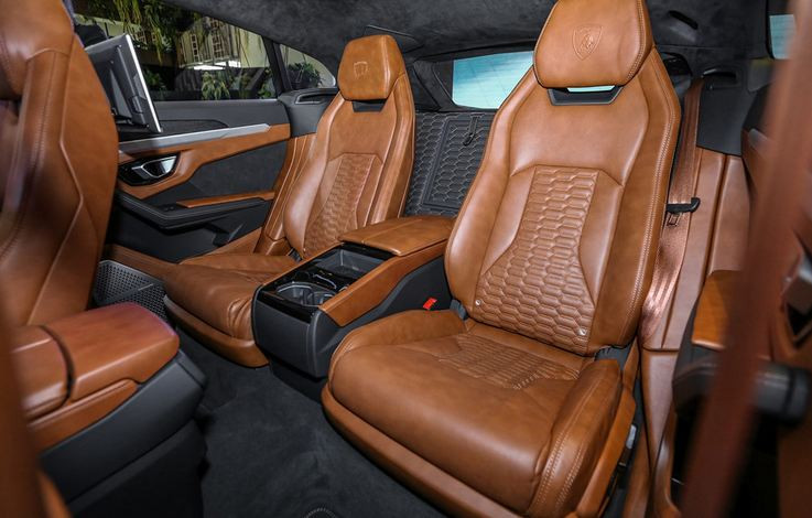 Nội thất của Urus tiêu chuẩn là cấu hình 5 chỗ ngồi, tuy nhiên bản phân phối ở Malaysia tùy chọn theo cấu hình 4 chỗ ngồi với hàng thứ 2 dạng 2 ghế độc lập. Vật liệu cấu thành nội thất đều thuộc hạng cao cấp.